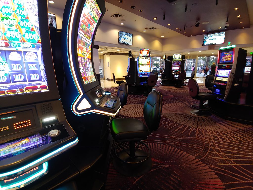 Harrah's Las Vegas | Strip Blackjack | Sportsbook | Shows